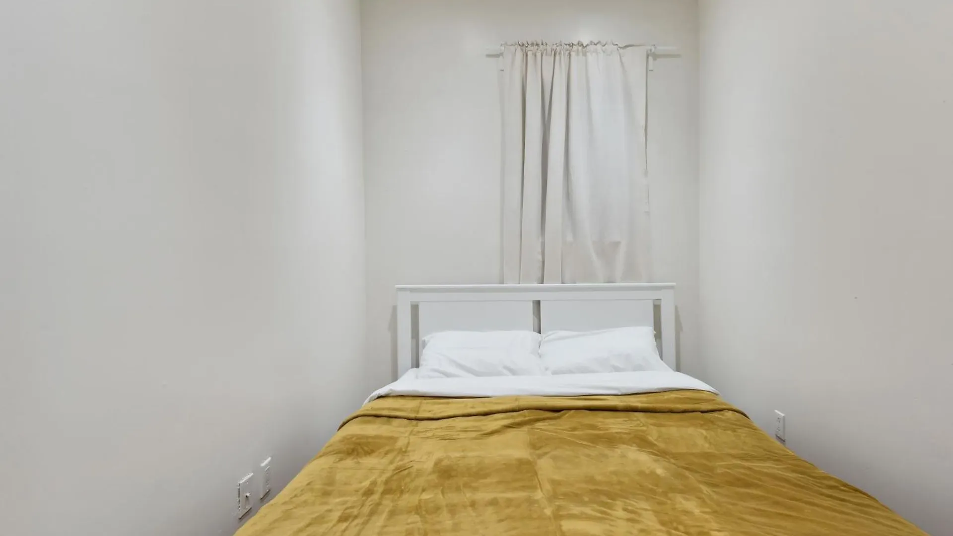 2 Bedroom Modern Unit In Central Manhattan location